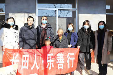 一處小屋 無(wú)限希望—團(tuán)區(qū)委攜手長(zhǎng)田實(shí)業(yè)到捐建“希望小屋”走訪慰問(wèn)